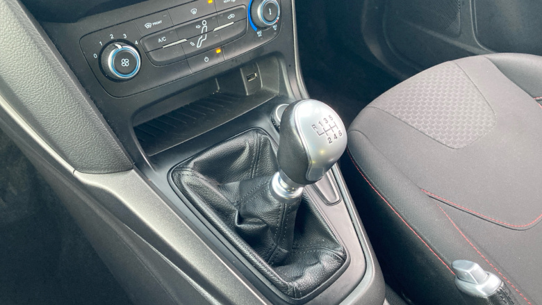 Ford Focus 1.0 EcoBoost 140 ST-Line Navigation 5dr Petrol Hatchback